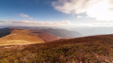 Karpatlar, Pylypets, Ukrayna. Dağ bulutu manzarası. Karpatlar 'daki Magura-Dzhide dağ sırasının zamanlaması. Gemba Dağı. Shipit Karpat. Yüksek kalite 4k görüntü.