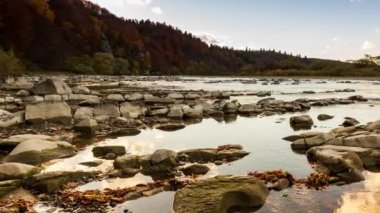 Dağdaki şelaleden akan nehrin manzarası. Dağlardaki orman nehri. Dağ Ormanı nehir manzarası. Güzel bir manzara. Düş! Sonbahar havası. Yüksek kalite 4K zaman ayarlı.