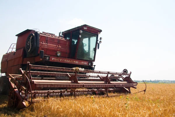 Moderne Trekker Het Veld Met Complex Voor Het Ploegen Het — Stockfoto