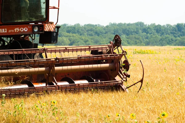 Nowoczesny Traktor Terenie Kompleksem Orki Koncepcja Pracy Polach Rolnictwie Wysokiej — Zdjęcie stockowe