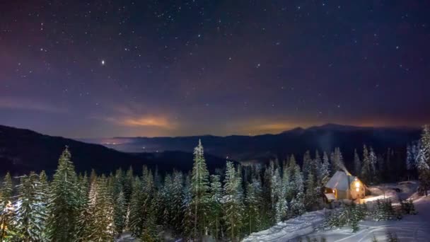 冬天的雪覆盖着高山 天空的景色和降雪 天空从黎明的黄褐色变为中午的蓝色 Hight Quality Timpass — 图库视频影像