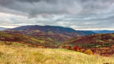Zaman su gibi akıp gidiyor. Güzel sonbahar doğası ve sisli hava sabah ılık güneş ışığıyla dağların etrafında akıyor. Ukrayna 'daki Karpatlar' da sonbahar mevsimi.