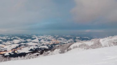 Hareket eden beyaz bulutlar mavi gökyüzü manzaralı hava manzarası. Mavi gökyüzünde, akşam vakti, parlak güneşin altında, kabarık bulutların arasında. Güneş gün batımında bulutların ardında gizlidir. Sis..