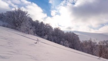 Hareket eden beyaz bulutlar mavi gökyüzü manzaralı hava manzarası. Mavi gökyüzünde, akşam vakti, parlak güneşin altında, kabarık bulutların arasında. Güneş gün batımında bulutların ardında gizlidir. Sis..