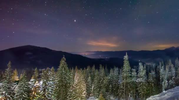 冬天的雪覆盖着高山 天空的景色和降雪 天空从黎明的黄褐色变为中午的蓝色 Hight Quality Timpass — 图库视频影像