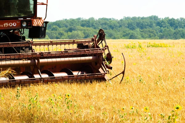 Moderner Traktor Auf Dem Feld Mit Komplexen Pflügen Das Konzept lizenzfreie Stockfotos