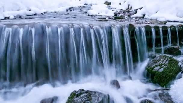 Flusswasser Fließt Zwischen Eis Und Schnee Den Bergen Natürliches Reines — Stockvideo