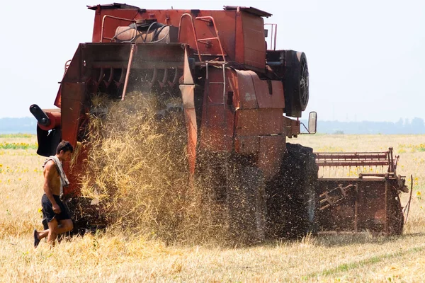 Nowoczesny Traktor Terenie Kompleksem Orki Koncepcja Pracy Polach Rolnictwie Wysokiej — Zdjęcie stockowe