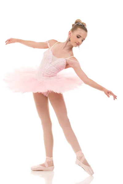 Молодая Балерина Белой Пачке Танцующая Пуантах Руками Над Головой Студии — стоковое фото