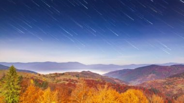Gece gökyüzünde hareket eden yıldızların zaman çizelgesi. Samanyolu Galaksisi yaz mevsiminde dağ sırasının üzerinde döner. Yüksek kaliteli zaman dilimi.