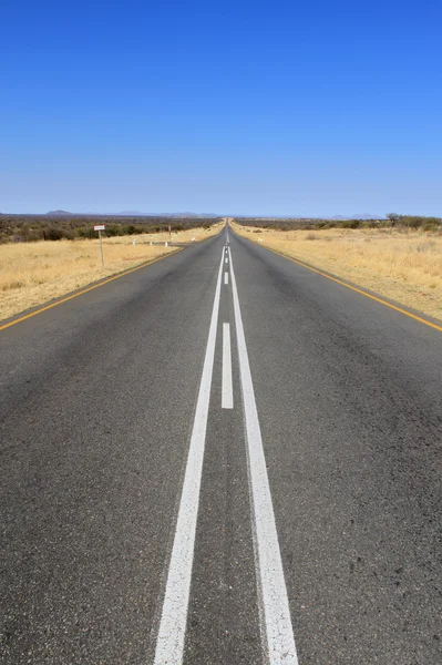 Silnice B1 v Namibii míří k místě zvaném sesriem a sossusvlei — Stock fotografie