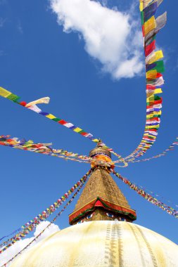 stupa Buda gözleri ve açık mavi gökyüzü backgr dua bayrakları