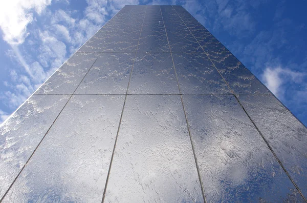 Perspectiva de la fuente de agua de acero en Cardiff Bay . —  Fotos de Stock