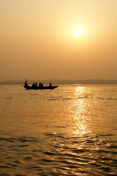Tradicional båttur i ganjes river i soluppgången — Stockfoto