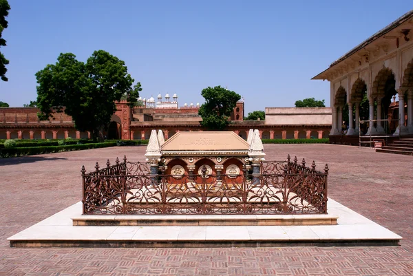 Poza architekturą czerwony fort — Zdjęcie stockowe