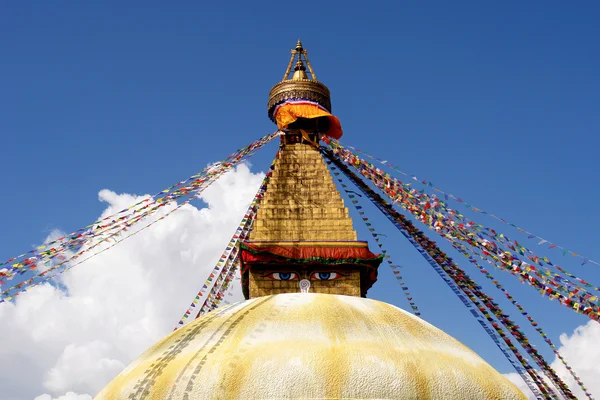 Stúpa s buddha očima a modlitební praporky na jasně modré obloze pozadí — Stock fotografie