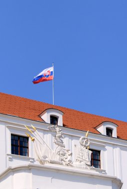 Bratislava castle bir plato üzerinde yer alan 85 metre (279 ft) yukarıda