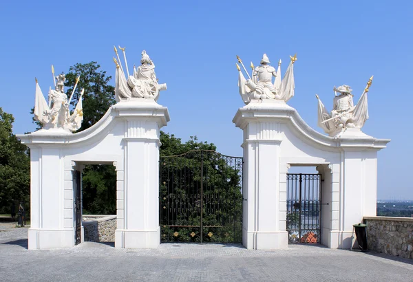 Château de Bratislava situé sur un plateau à 85 mètres au-dessus — Photo