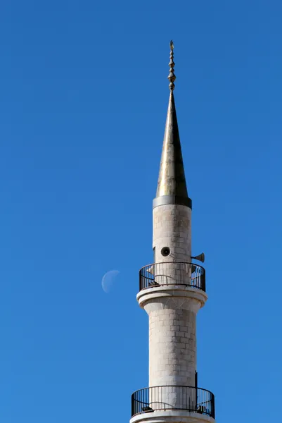 Madaba "jesuscristo" moskee minaret in blauwe hemel — Stockfoto