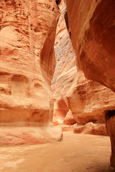 Murs rouges rosés du canyon Siq, menant au Trésor de Pet — Photo