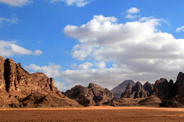 Wadi Rum Desert gyönyörű táj. Jordánia. — Stock Fotó