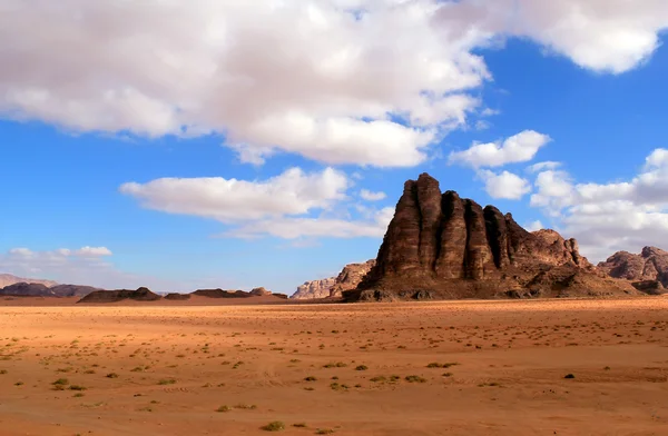 De "zeven pijlers van wijsheid" rotsformatie, wadi rum woestijn worden — Stockfoto