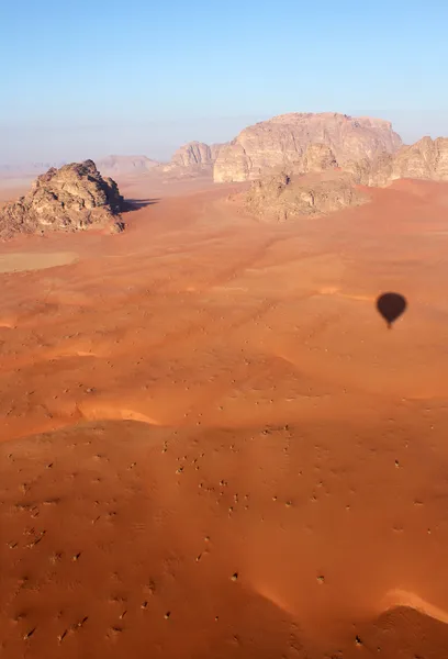 Wadi rum woestijn mooi landschap van bovenaf. Jordanië. — Stockfoto