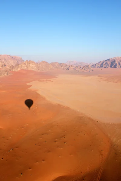 Wadi rum desert gyönyörű táj-ból fenti. Jordánia. — Stock Fotó