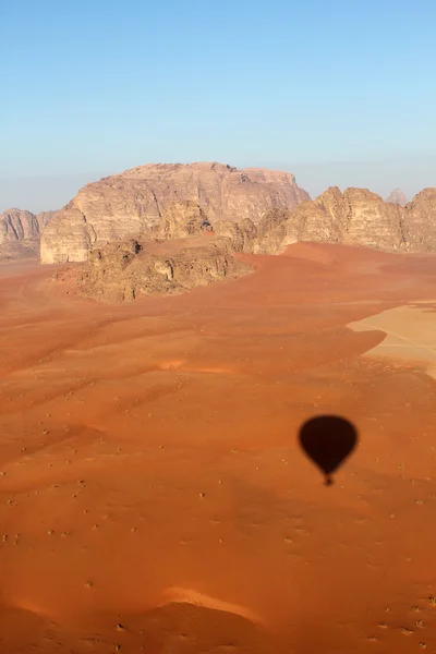 Wadi rum desert gyönyörű táj-ból fenti. Jordánia. — Stock Fotó