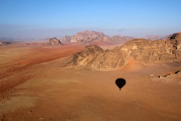 Wadi rum desert gyönyörű táj-ból fenti. Jordánia. — Stock Fotó