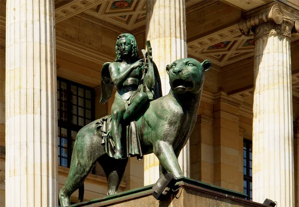 Konzerthaus hal statuel, Gendarmenmarkt square — Stock Photo, Image
