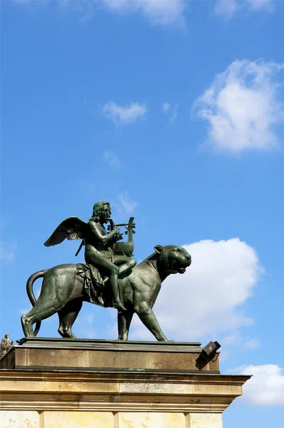 Статуя в зале Концертхауса, площадь Жандарменмаркт — стоковое фото