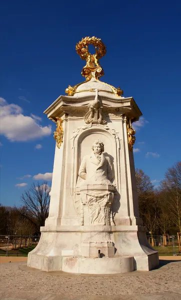 Статуя Бетховена в центре парка Тиргартена — стоковое фото