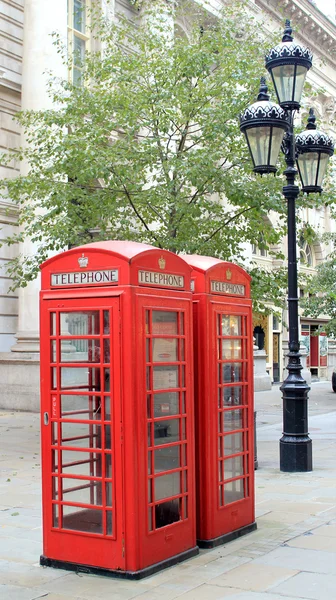 伦敦著名公共电话亭 — 图库照片