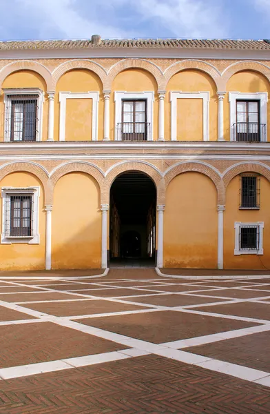 Courtyard at the Real Alcazar Moorish Palace in Seville — Stock Photo, Image
