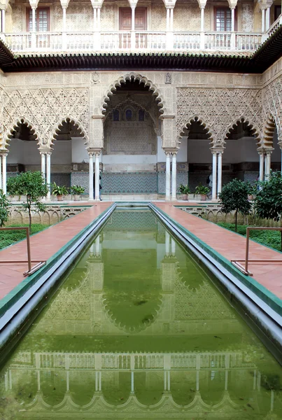 Water feature at the Real Alcazar Moorish Palace in Seville — Stock Photo, Image