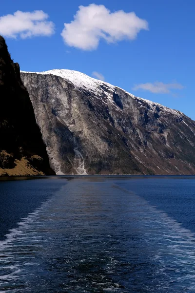 Paisagem fiorde e montanha no backgroung — Fotografia de Stock