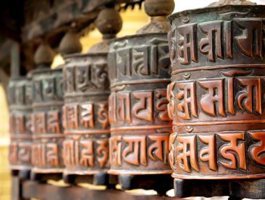Katmandu swayambhunath maymun tapınağında ibadet tekerlerimi