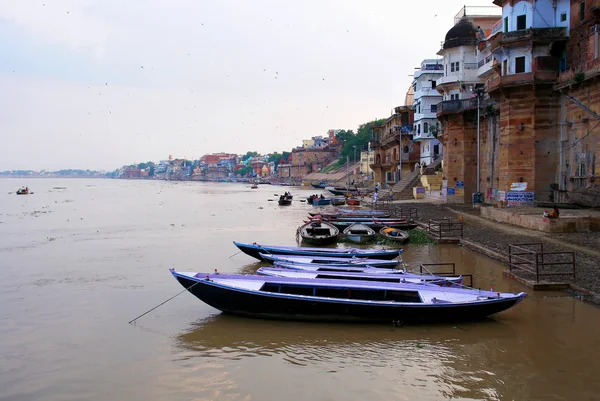 Βάρκες σε ποταμού Γάγγη στο Βαρανάσι, Ινδία — Φωτογραφία Αρχείου