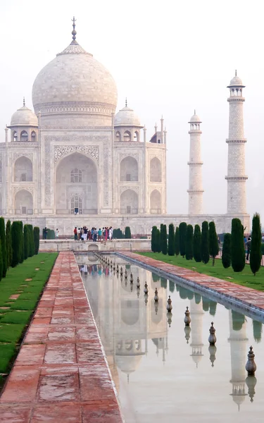 Visão geral do Taj Mahal e do jardim — Fotografia de Stock