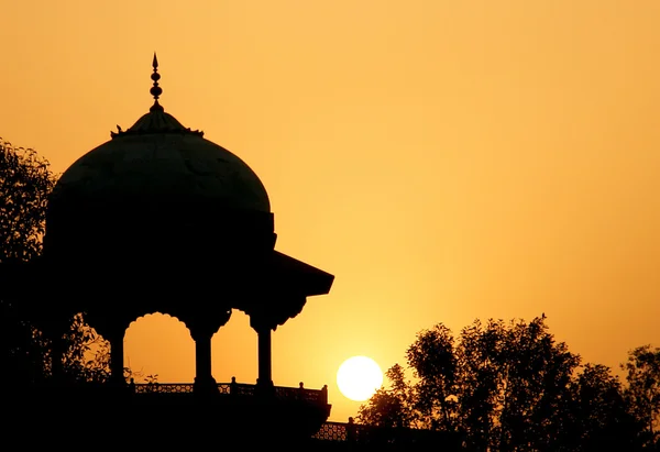 Muslimské pevnosti siluetu při východu slunce. Taj mahal — Stock fotografie