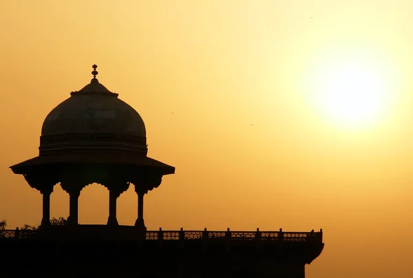 Silueta de fortaleza musulmana al amanecer. Taj Mahal — Foto de Stock