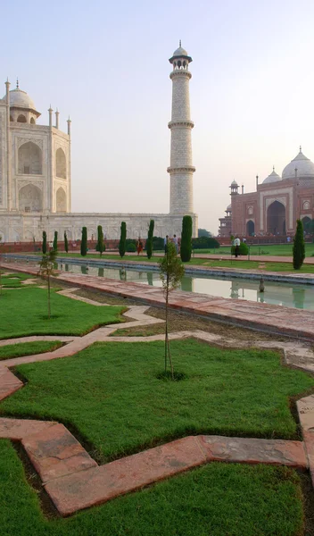 Visão geral do Taj Mahal e do jardim — Fotografia de Stock