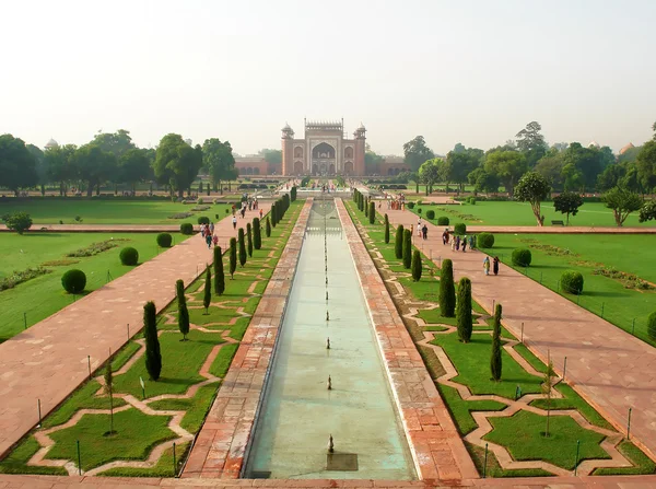 Visão geral do Taj Mahal e do jardim — Fotografia de Stock