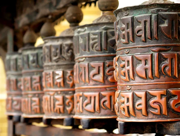 Roues de prière au temple des singes swayambhunath à Katmandou — Photo