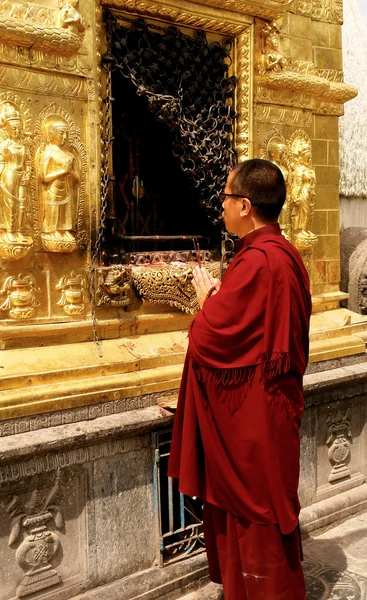 Mnich w świątynię swayambhunath stupa w centrum Katmandu — Zdjęcie stockowe
