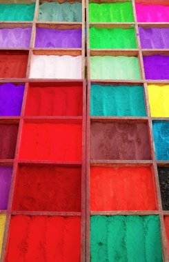 Hindu din kullanılan parlak renkli tika toz