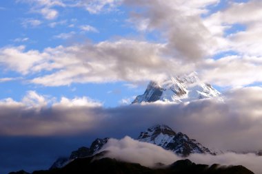 Annapurna dağına görüntülemek için kamp koruma alanı üsse trek
