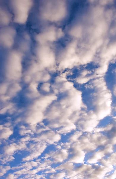 Sonnenstrahlen und Wolken am Himmel — Stockfoto