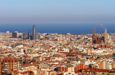 tibidabo Hill Barselona manzarası. bir arka planda Kutsal Aile Kilisesi